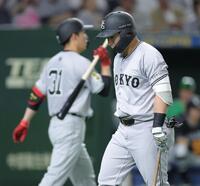 　４回、見逃し三振に倒れ、ベンチへ戻る浅野（右）＝撮影・西岡正