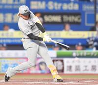 　２回、レフトへ勝ち越しの適時二塁打を放つ山本（撮影・開出牧）