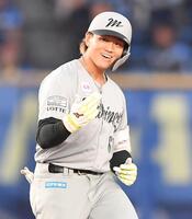 　２回、レフトへ勝ち越しの適時二塁打を放ちポーズを決める山本（撮影・開出牧）