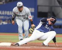 　８回、ネビンの一直で帰塁する渡部聖。一塁手池田