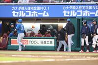 　２回、郡司の先制ソロに笑顔の新庄監督（撮影・金田祐二）