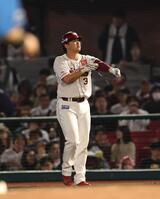 　７回、遊ゴロ併殺打に倒れ厳しい表情の浅村（撮影・金田祐二）