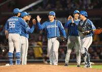 　完封勝利を挙げナインと笑顔の金村（撮影・金田祐二）