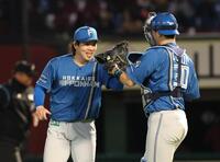 　完封勝利を挙げ郡司と笑顔の金村（撮影・金田祐二）