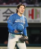 　３回、ピンチを脱し笑顔の金村（撮影・金田祐二）