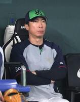 　９回、戦況を見つめる高津監督（撮影・西岡正）