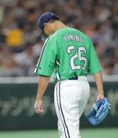 　４回、４点を失い、肩を落としてベンチへ戻る山野（撮影・西岡正）