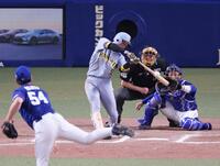 　１１回、中前へ先制適時打を放つ近本（撮影・立川洋一郎）