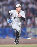 　７回、西川を一ゴロに打ち取り、ベースカバーに走る小島（撮影・開出牧）