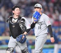 　４回、戸崎を遊ゴロに打ち取り、してやったりの表情の小島（右）。左は捕手・寺地（撮影・開出牧）