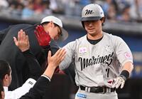 　１回、右越え同点ソロを放ちナインとタッチを交わす藤岡（撮影・開出牧）