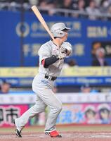 　４回、左犠飛を放つ藤岡（撮影・開出牧）