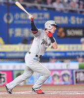 　６回、右前打を放ち猛打賞の藤岡（撮影・開出牧）