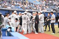 　試合前、円陣を組むロッテナイン（撮影・開出牧）