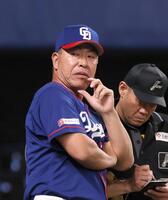 　９回を終え、選手交代を告げる井上監督（撮影・北村雅宏）