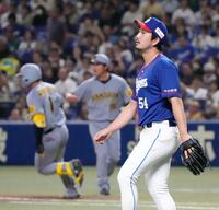 　１１回、森下（左）に２点二塁打を許した藤嶋