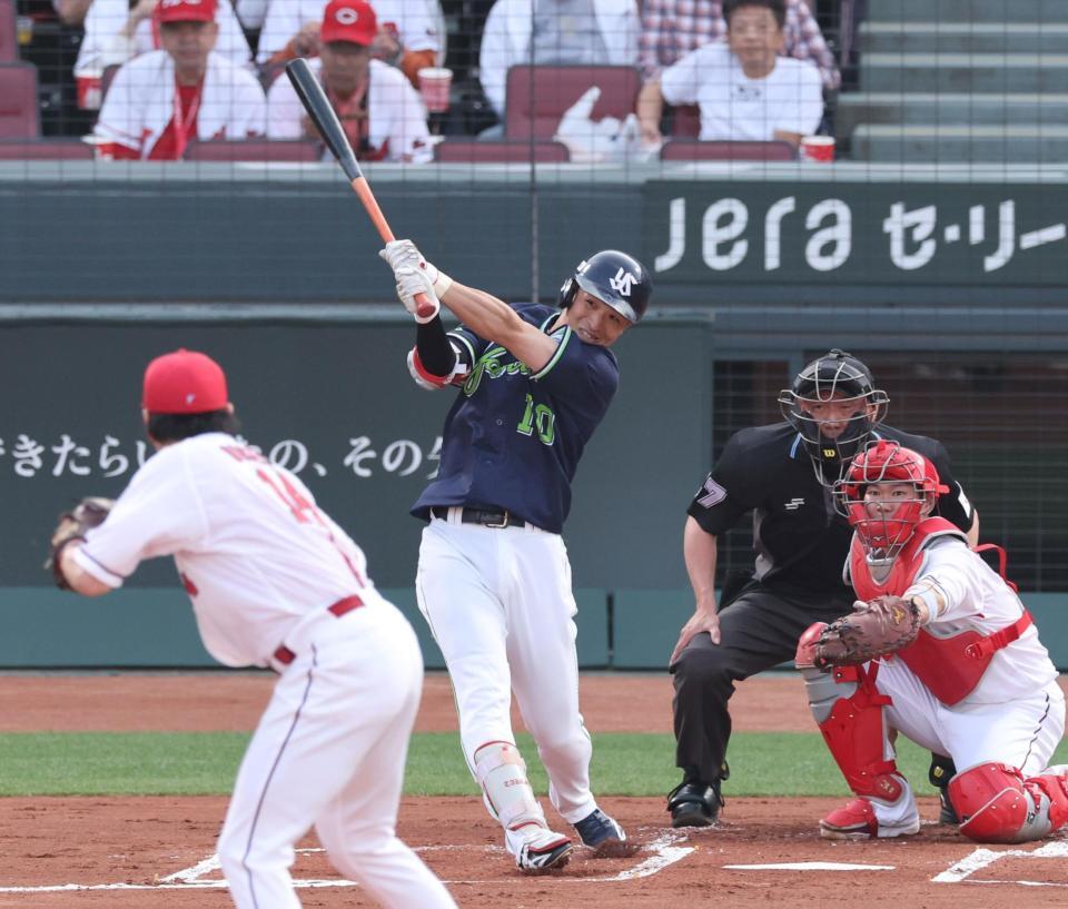 　１回、右前タイムリーを放つ宮本（撮影・市尻達拡）