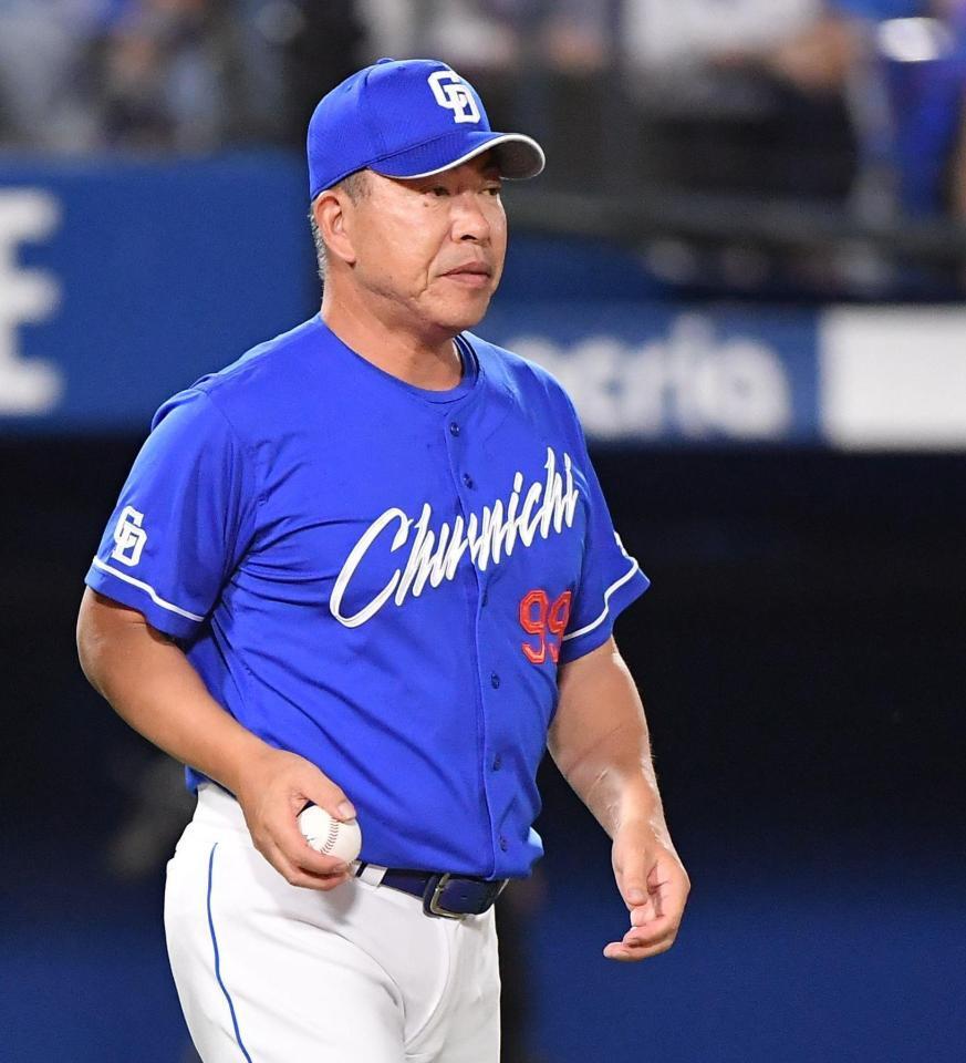 ６回、投手交代を告げマウンドへ向かう井上監督（撮影・開出牧）