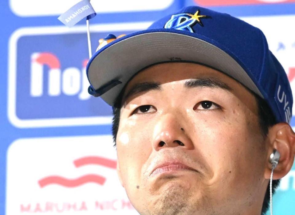 　お立ち台で涙ぐむ蝦名（撮影・開出牧）