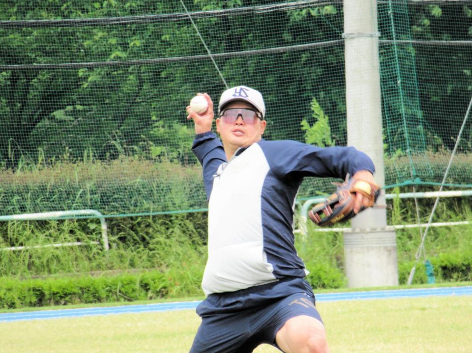 　キャッチボールを行う村上