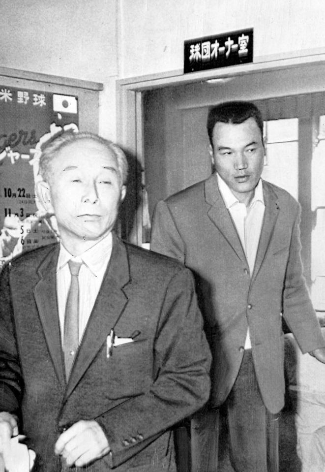 　西武にトレードが決まり球団本部を出る巨人・宮寺勝利＝１９６６」年１１月１５日
