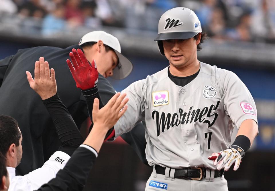 　１回、右越え同点ソロを放ちナインとタッチを交わす藤岡（撮影・開出牧）