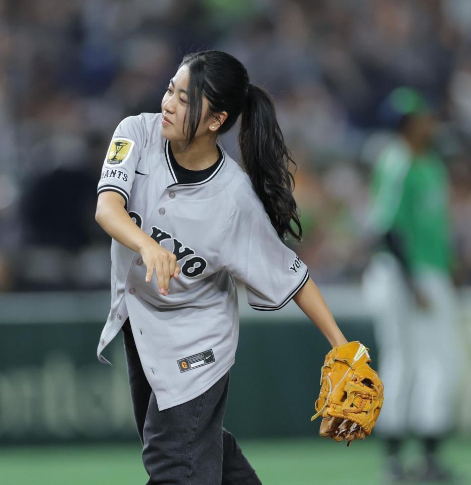 　巨人対ヤクルト戦でファーストピッチを行うスケートボードの中山楓奈（撮影・西岡正）