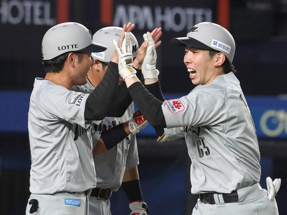 　３回、３ランを放ち、ハイタッチする寺地（右）
