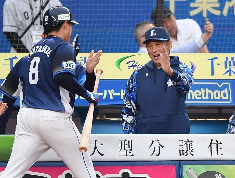 　１回、先制の左越えソロを放った渡部聖（左）とタッチを交わす西口監督（撮影・開出牧）