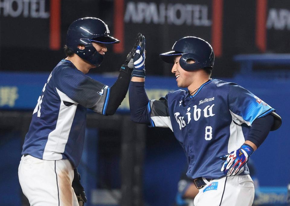 　５回、２ランを放ち、タッチを交わす渡部聖（右）