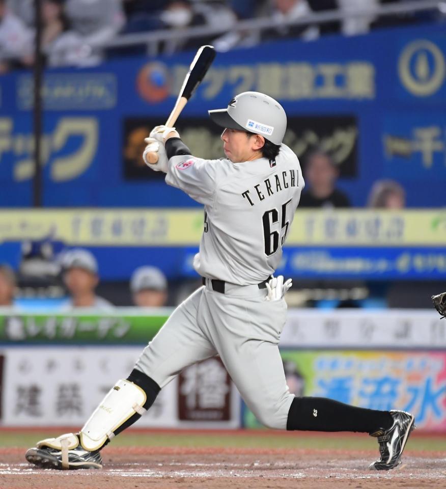 　３回、右越えに３ランを放つ寺地