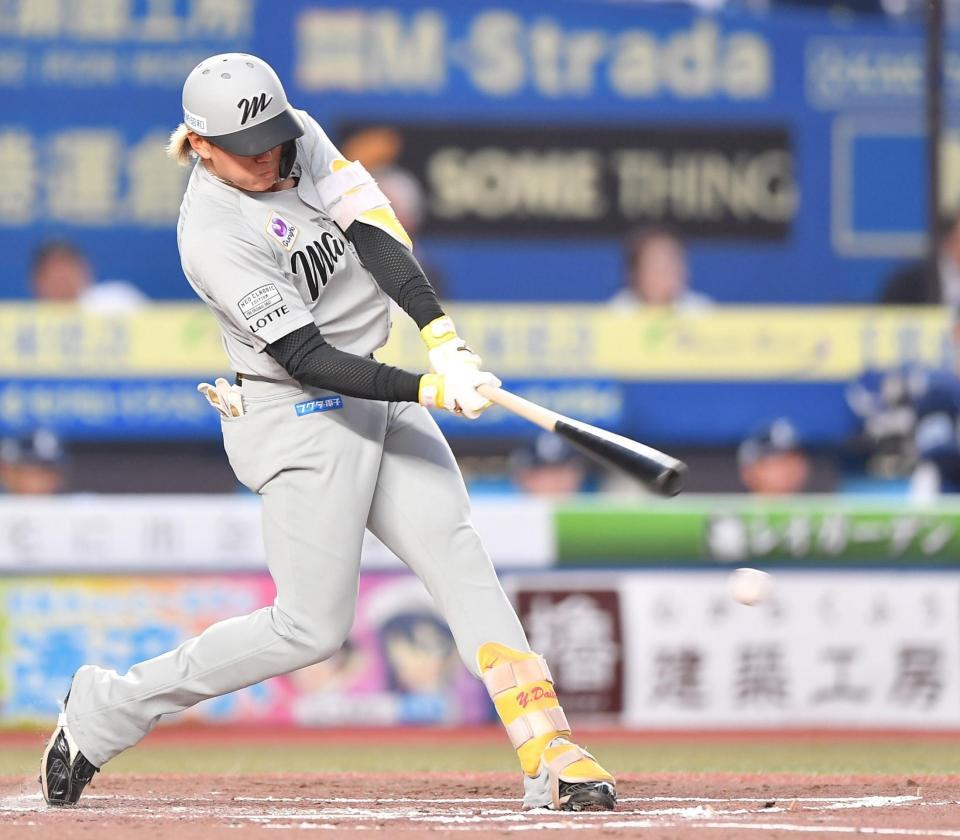 　２回、レフトへ勝ち越しの適時二塁打を放つ山本（撮影・開出牧）