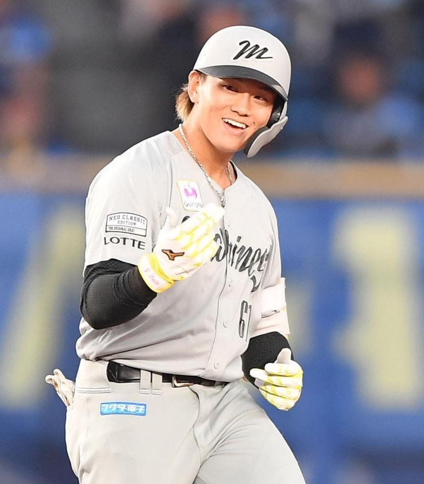 　２回、レフトへ勝ち越しの適時二塁打を放ちポーズを決める山本（撮影・開出牧）