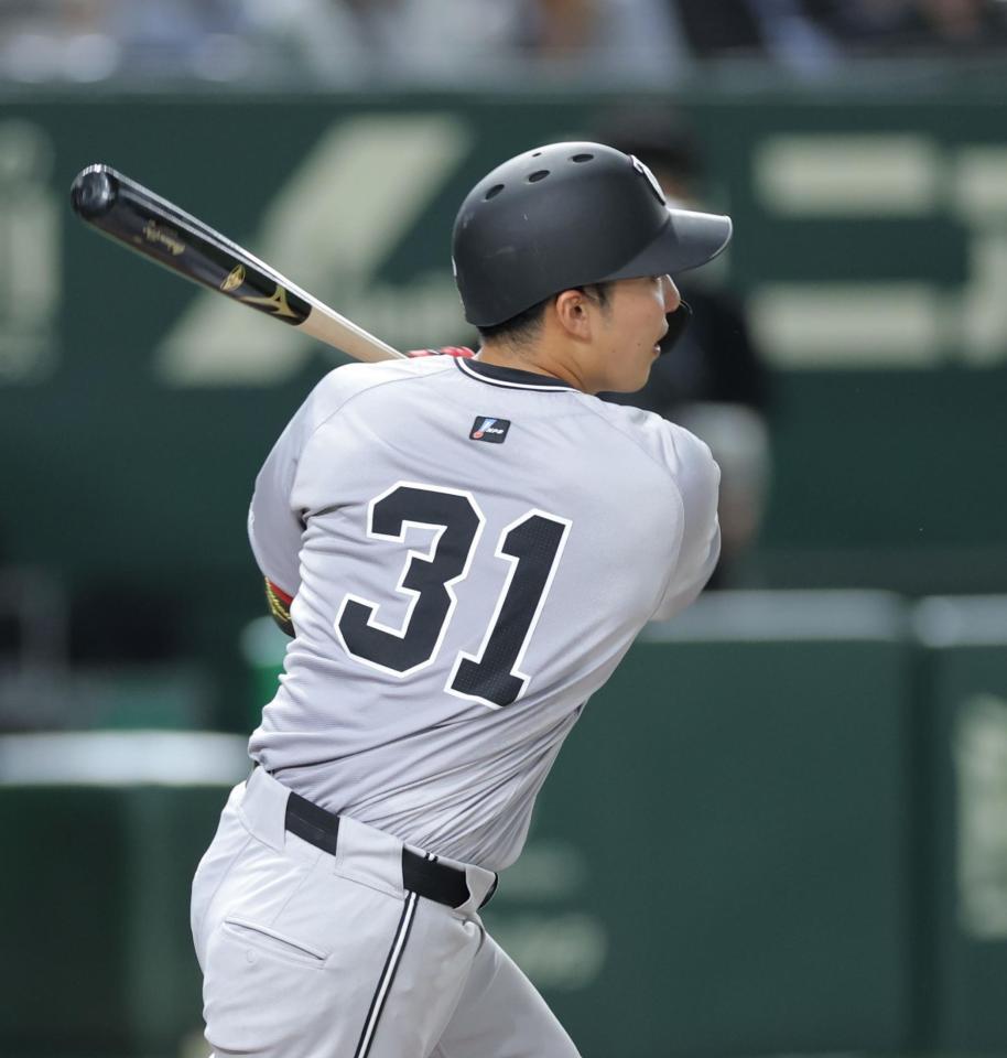 　４回、中前に２点適時打を放つ赤星（撮影・西岡正）