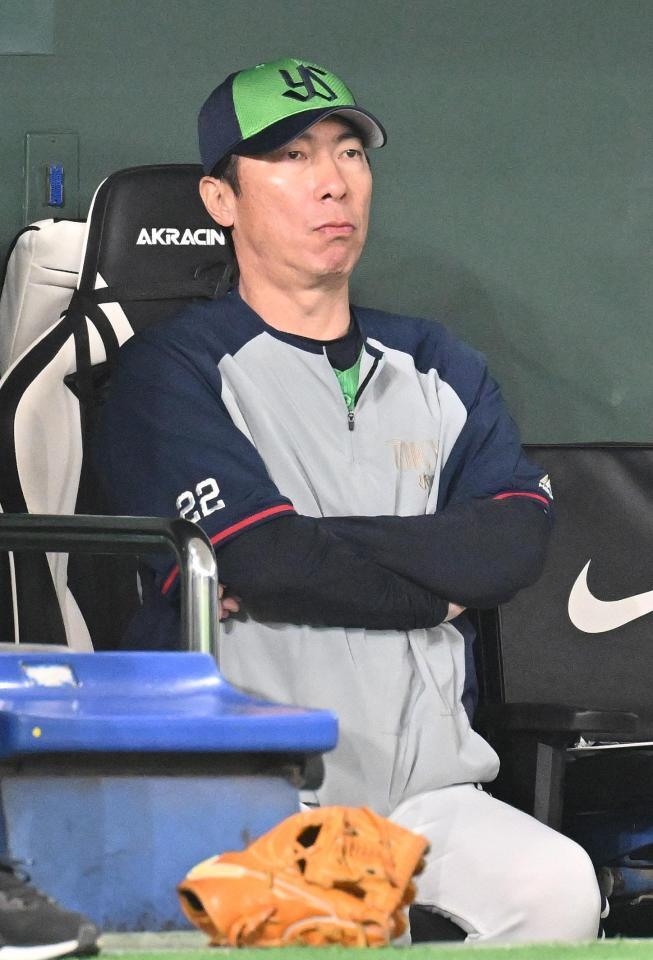 　２回の攻撃を見つめる高津監督