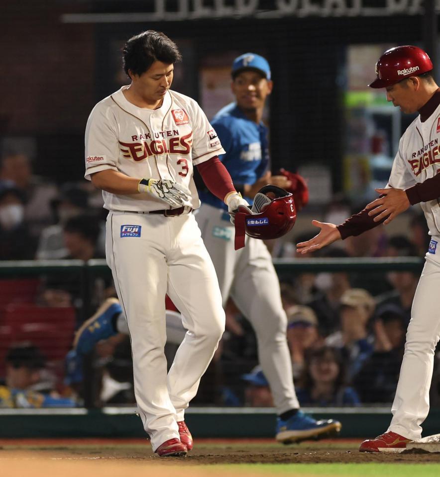 　７回、遊ゴロ併殺打に倒れ厳しい表情の浅村（撮影・金田祐二）