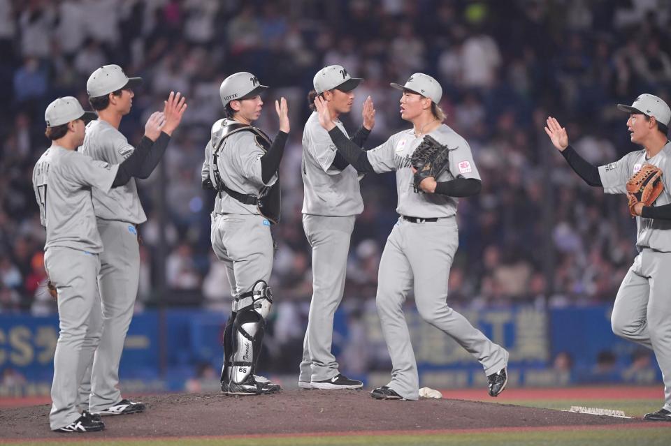 　西武に打ち勝ちタッチを交わす寺地（左から３人目）らロッテナイン（撮影・開出牧）