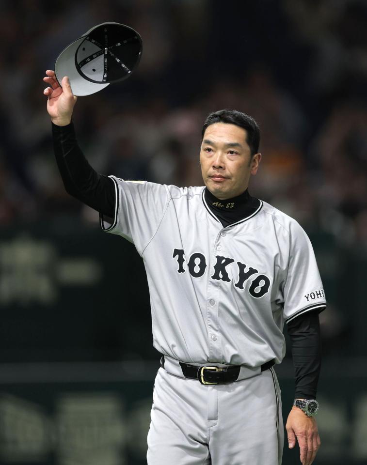 　３連勝でスタンドに帽子を振る阿部監督（撮影・西岡正）