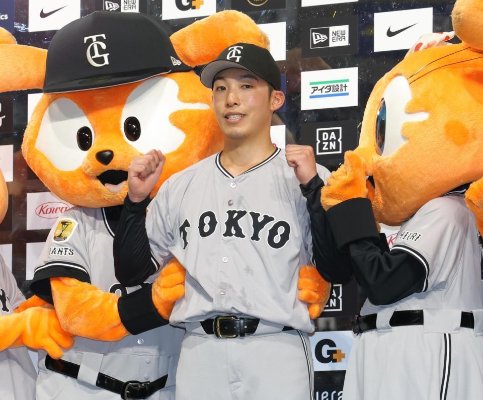 　お立ち台で笑顔を見せる赤星（撮影・西岡正）