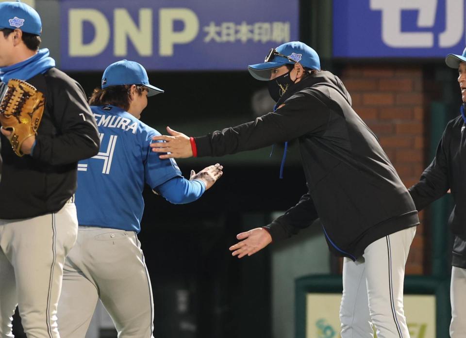 　完封勝利の金村を迎える新庄監督（撮影・金田祐二）