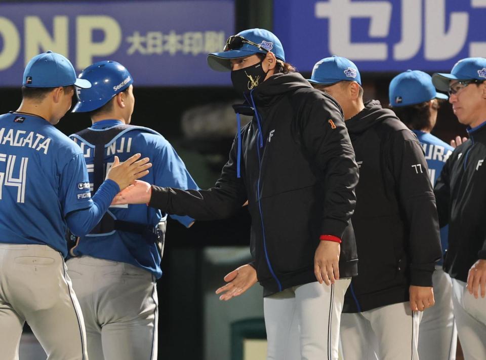 　ナインを迎える新庄監督（撮影・金田祐二）