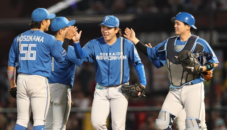 　完封勝利を挙げナインと笑顔の金村（撮影・金田祐二）