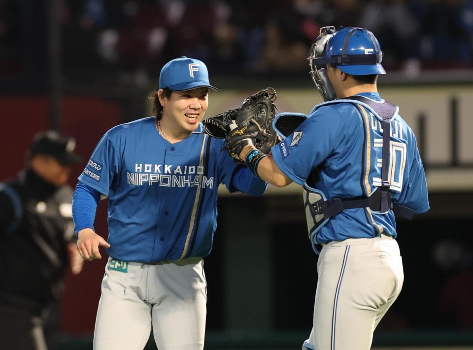 　完封勝利を挙げ郡司と笑顔の金村（撮影・金田祐二）