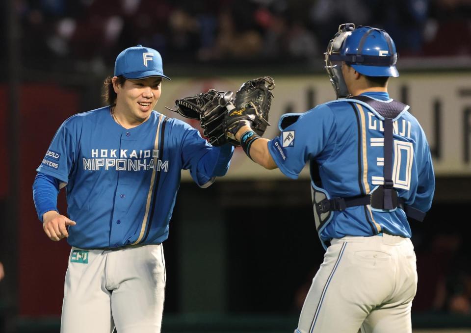 　完封勝利を挙げ郡司と笑顔の金村（撮影・金田祐二）