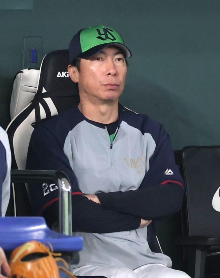 　９回、戦況を見つめる高津監督（撮影・西岡正）