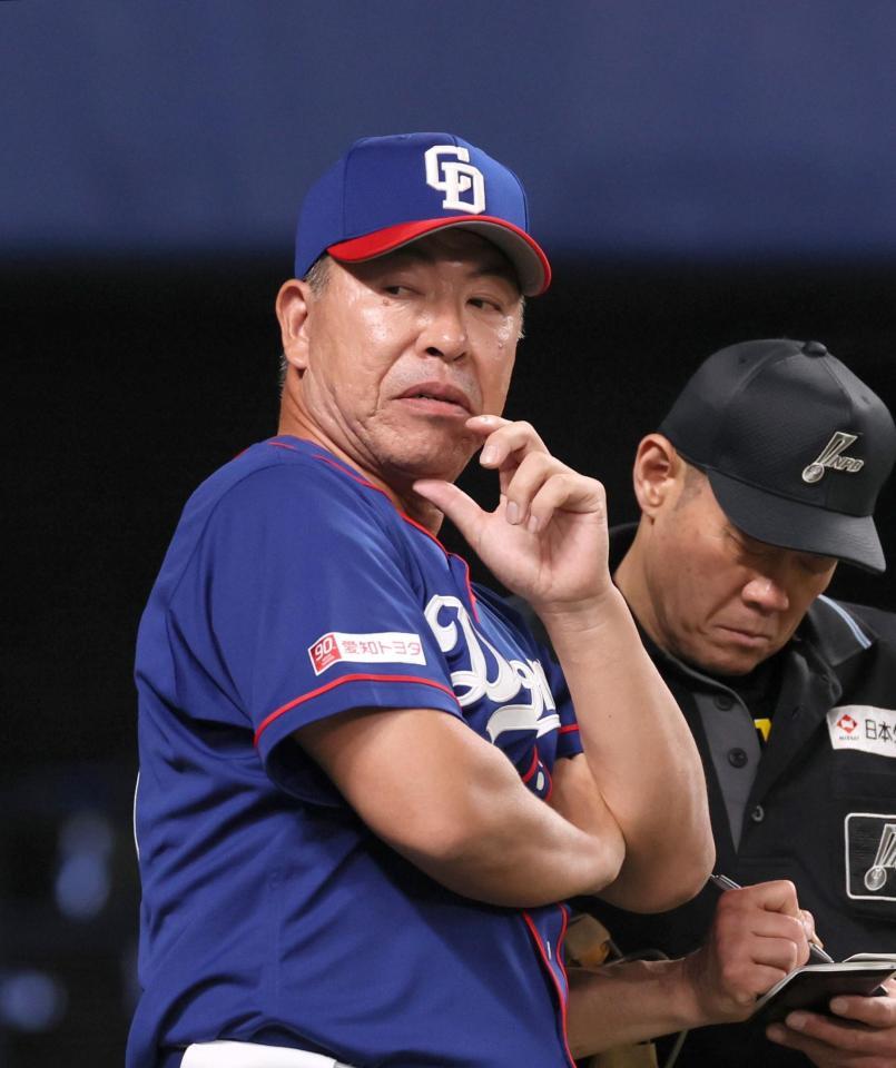 　９回を終え、選手交代を告げる井上監督（撮影・北村雅宏）