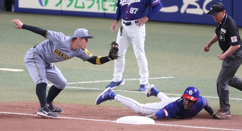 　５回、けん制されて戻りきれずタッチアウトになる三走・カリステ（撮影・立川洋一郎）