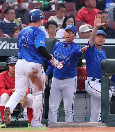 　４回、先制の本塁を踏んだ牧を出迎える三浦監督（撮影・市尻達拡）