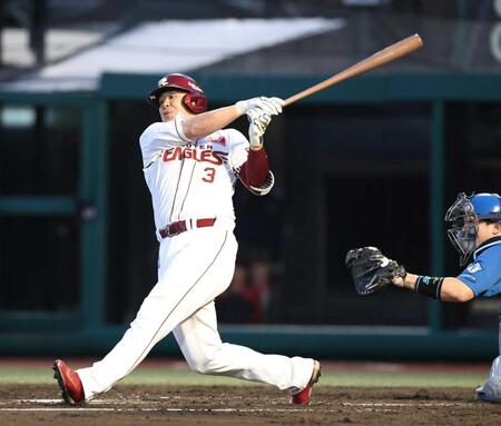 　２回、左前打を放つ浅村