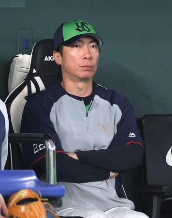 　９回、戦況を見つめる高津監督（撮影・西岡正）